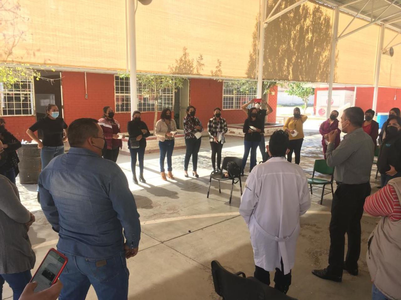 Por desinformación y contagios de COVID-19, padres de familia cierran primaria en Torreón