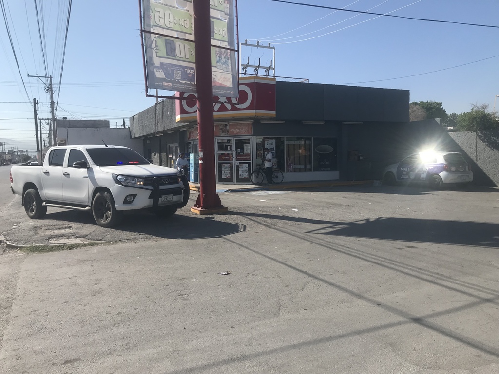 Con lujo de violencia asaltan tienda Oxxo en Torreón
