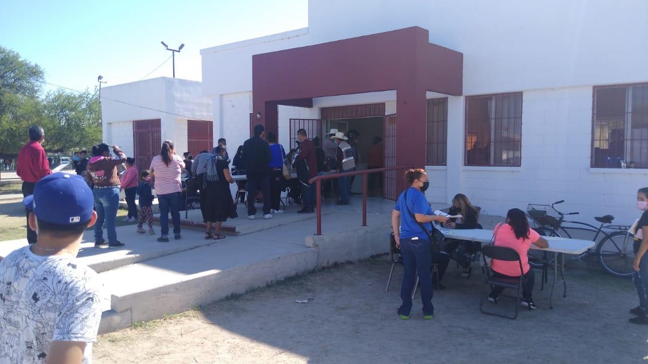 Gran respuesta de la población para obtener cita para vacunación de rezagados en norte de Coahuila