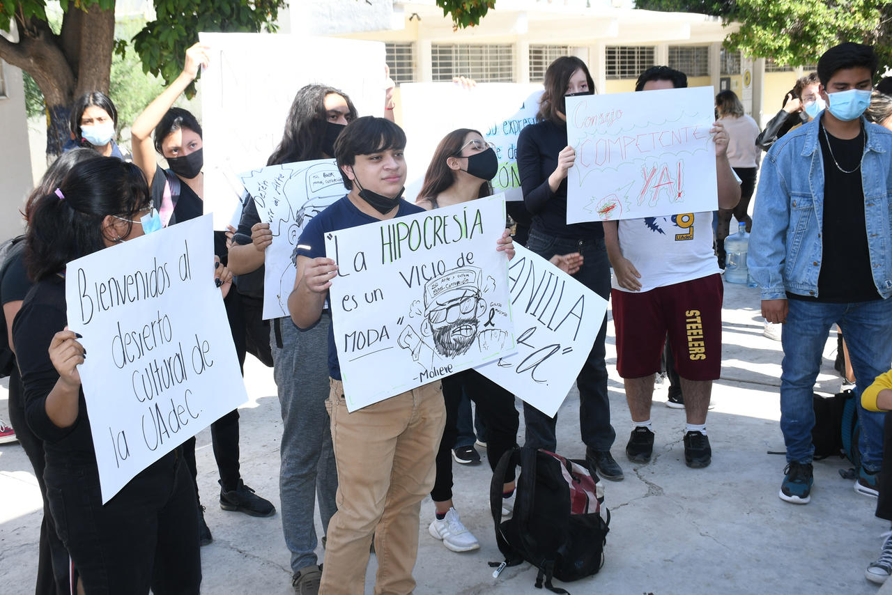 Estudiantes de Artes Escénicas de UAdeC se manifiestan, exigen nuevo consejo directivo