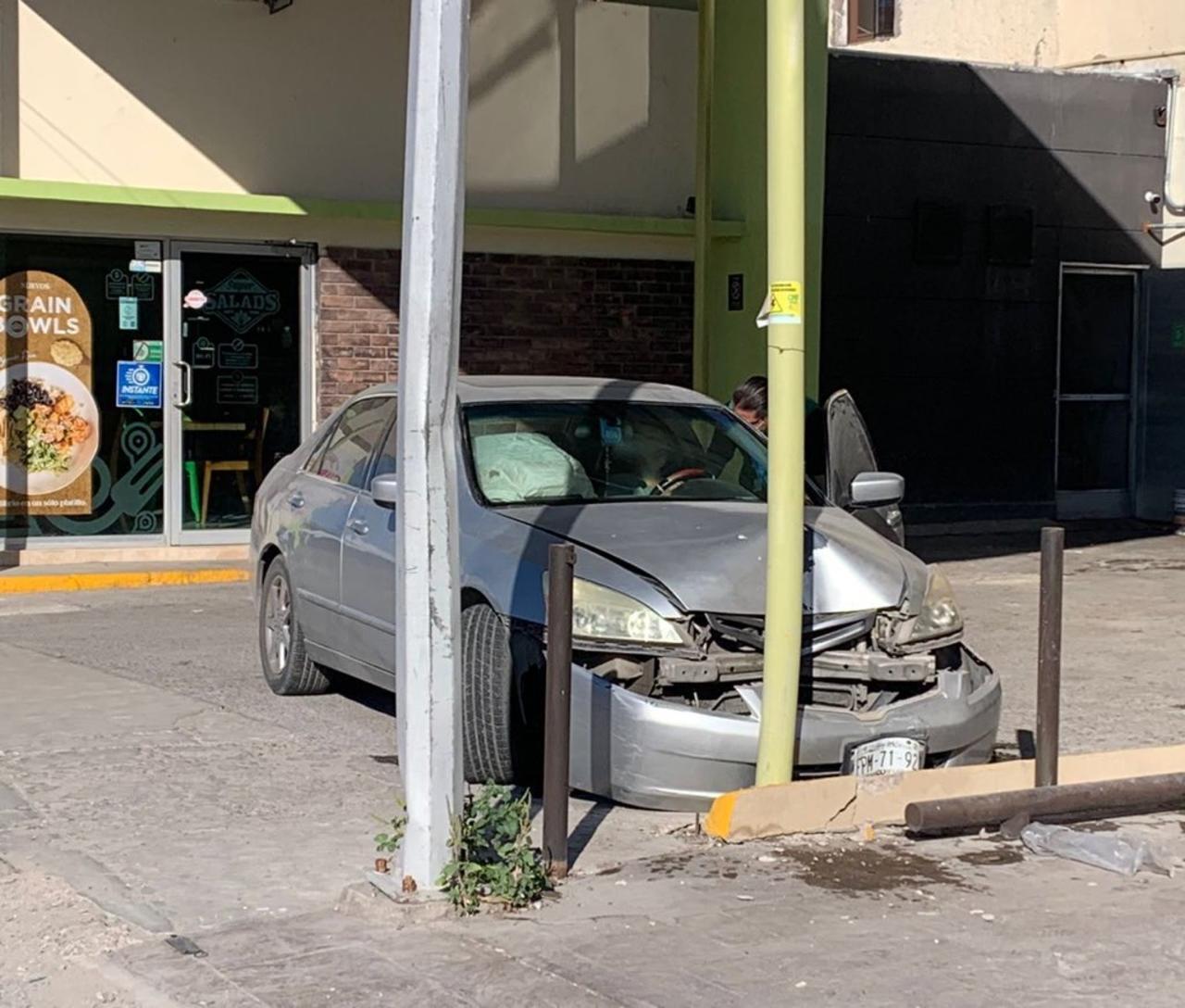 Conductora impacta su vehículo contra la estructura de una techumbre en Torreón