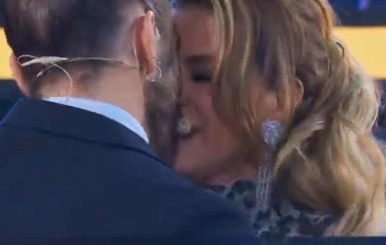 Roberto Romano recibe con 'apasionado' beso a Machado tras ganas 4 millones de pesos