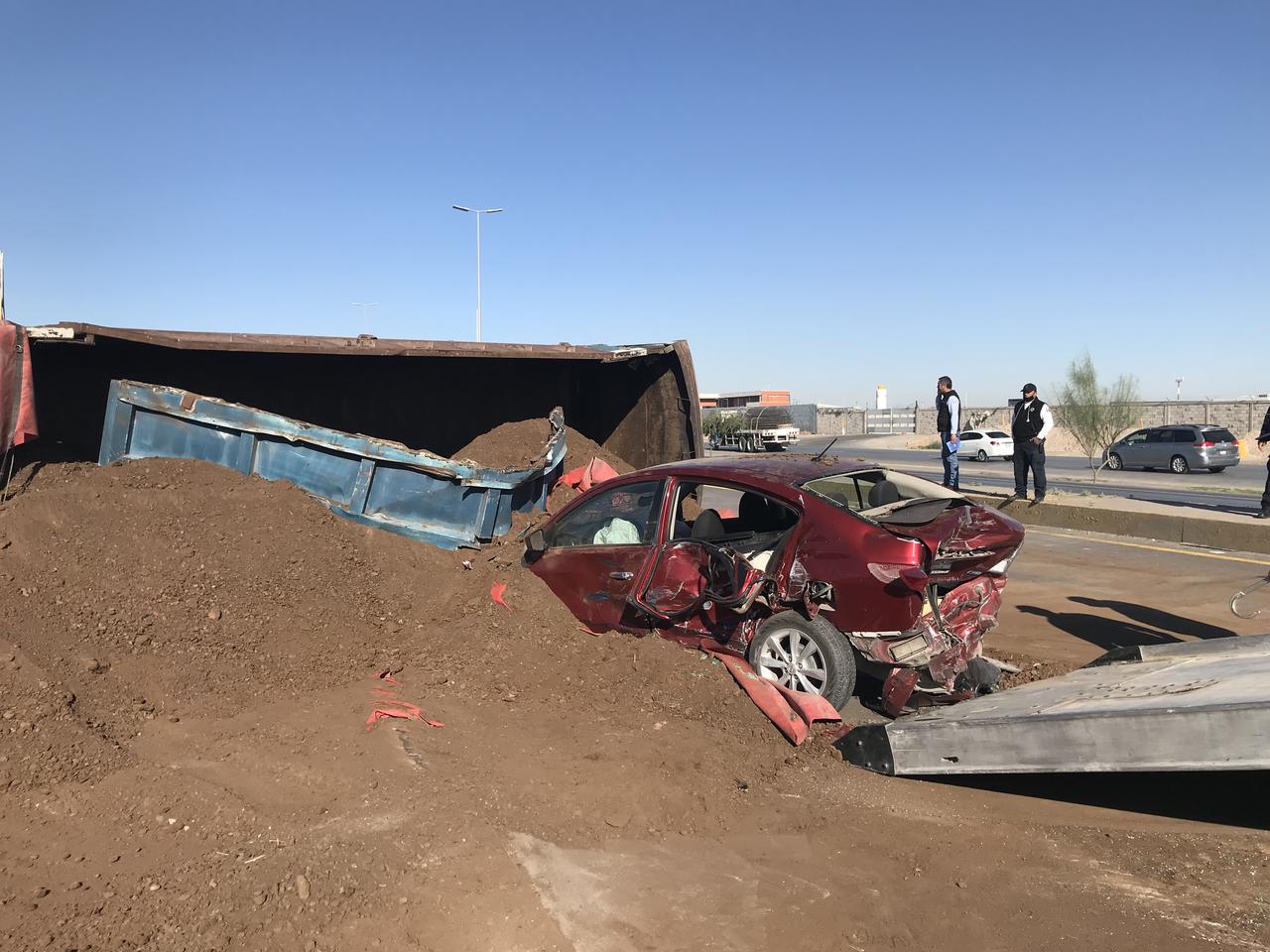 Tráiler impacta cinco vehículos y termina volcado en Torreón