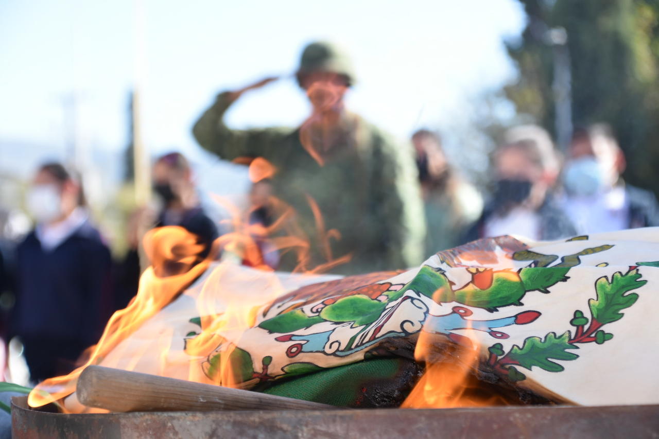 Ejército Mexicano incinera 6 banderas en Castaños