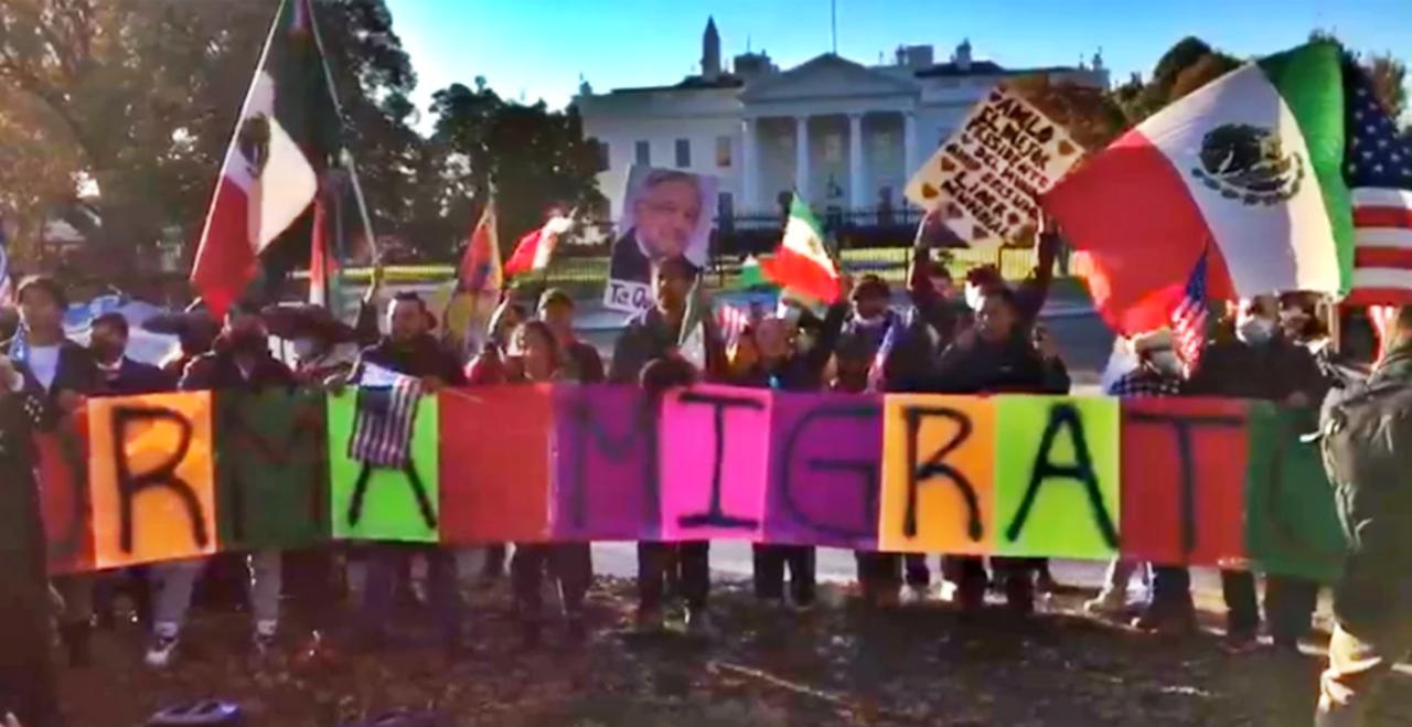 Con tamales y mariachi, migrantes expresan apoyo a AMLO frente a la Casa Blanca