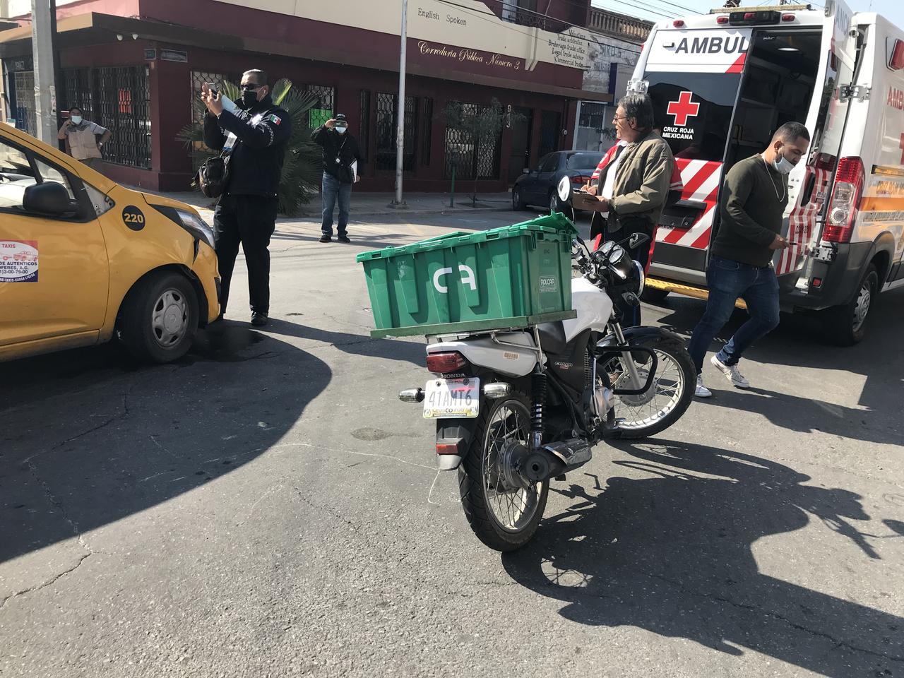 Motociclista se impacta contra taxi en el Centro de Torreón y resulta lesionado