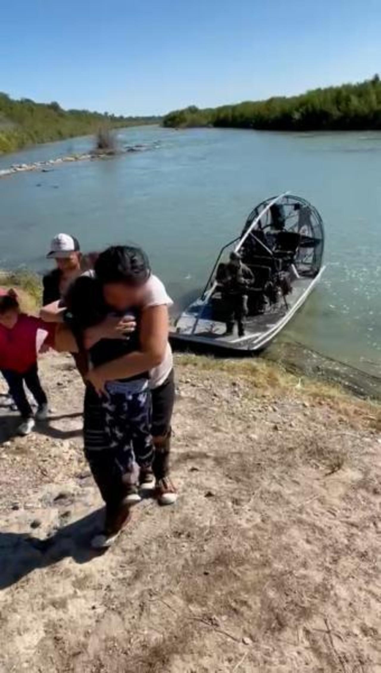 Patrulla Fronteriza rescata a 10 personas en isla en río Bravo en Eagle Pass