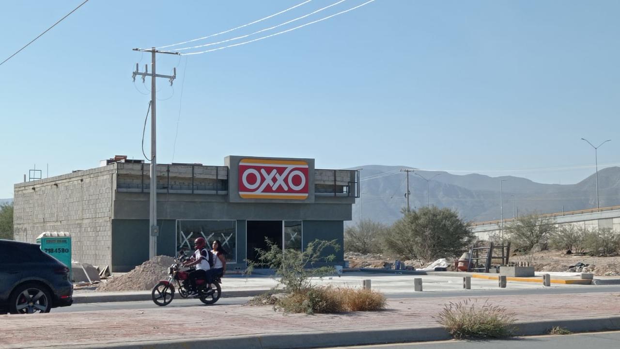 Hombres armados asaltan tienda en construcción de Torreón