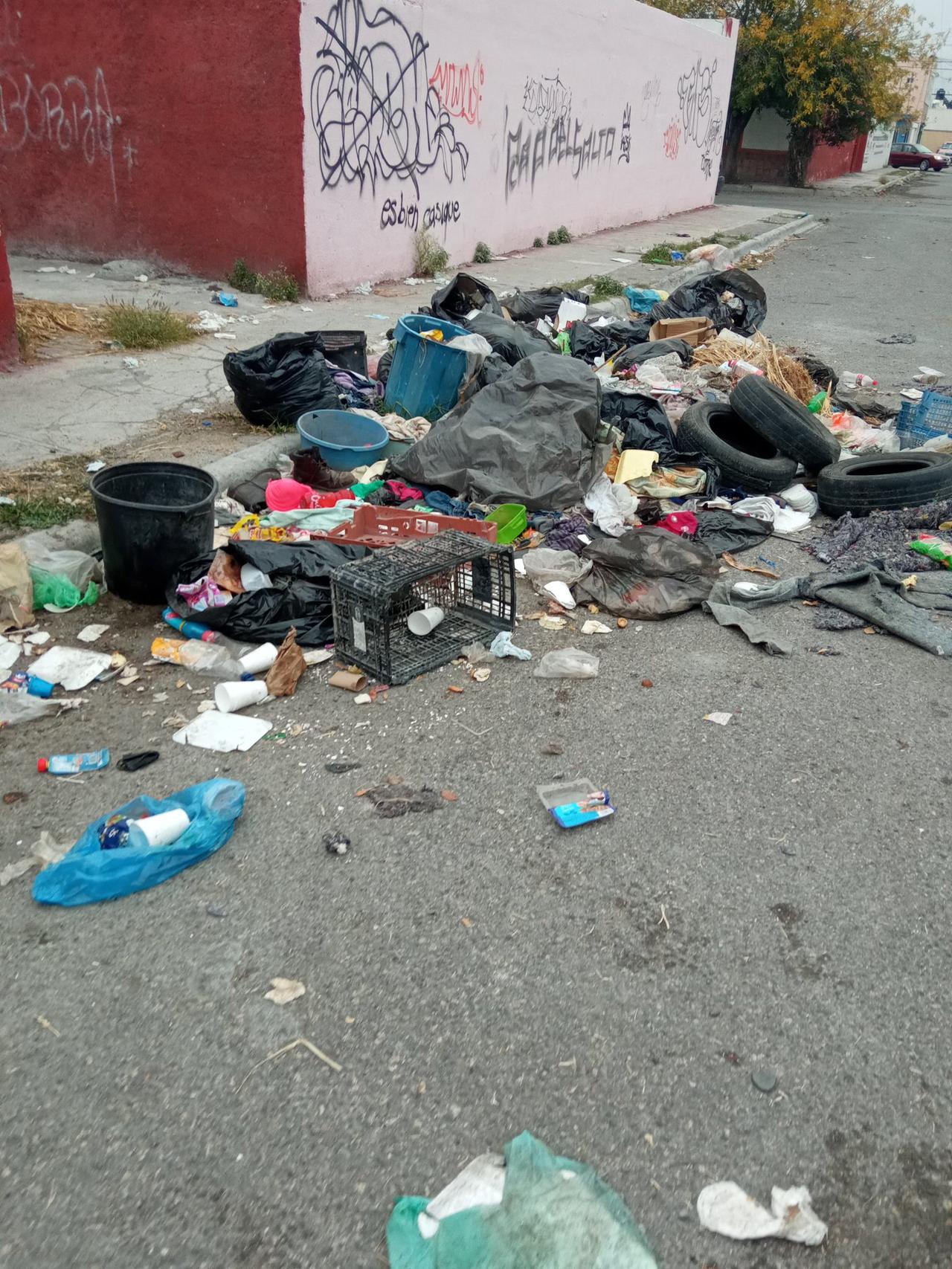 Colonos reportan tiradero de basura en vialidades de Saltillo