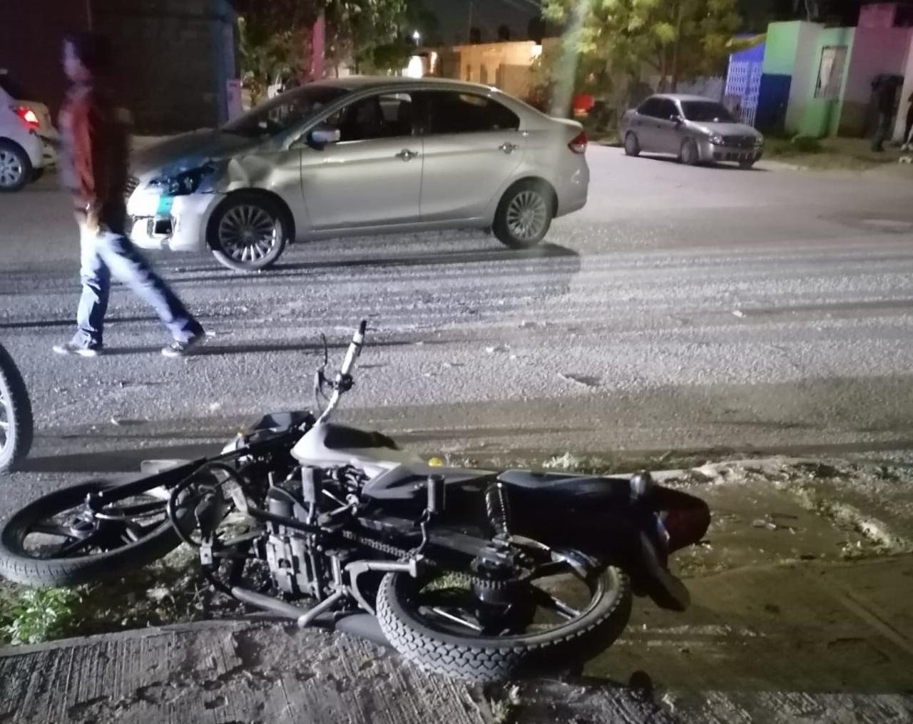 Motocicleta y auto chocan en la colonia Villas Zaragoza de Torreón