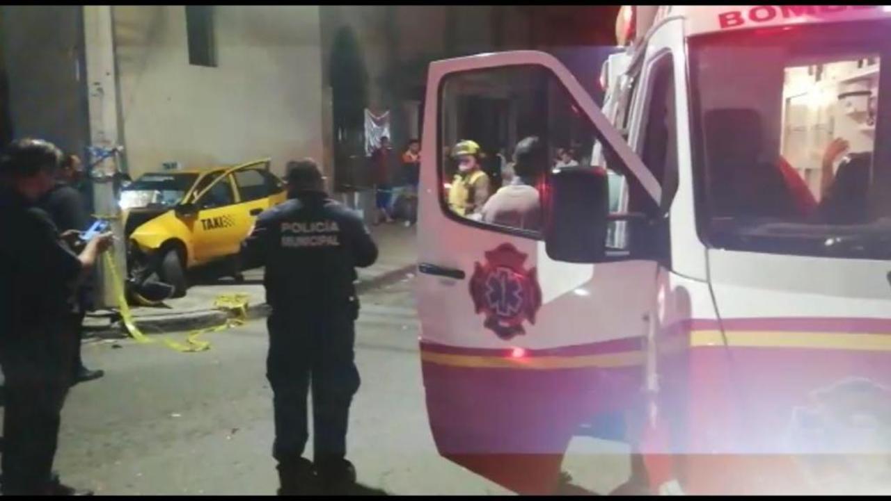 Taxista se impacta contra poste de la CFE tras iniciar persecución en Saltillo