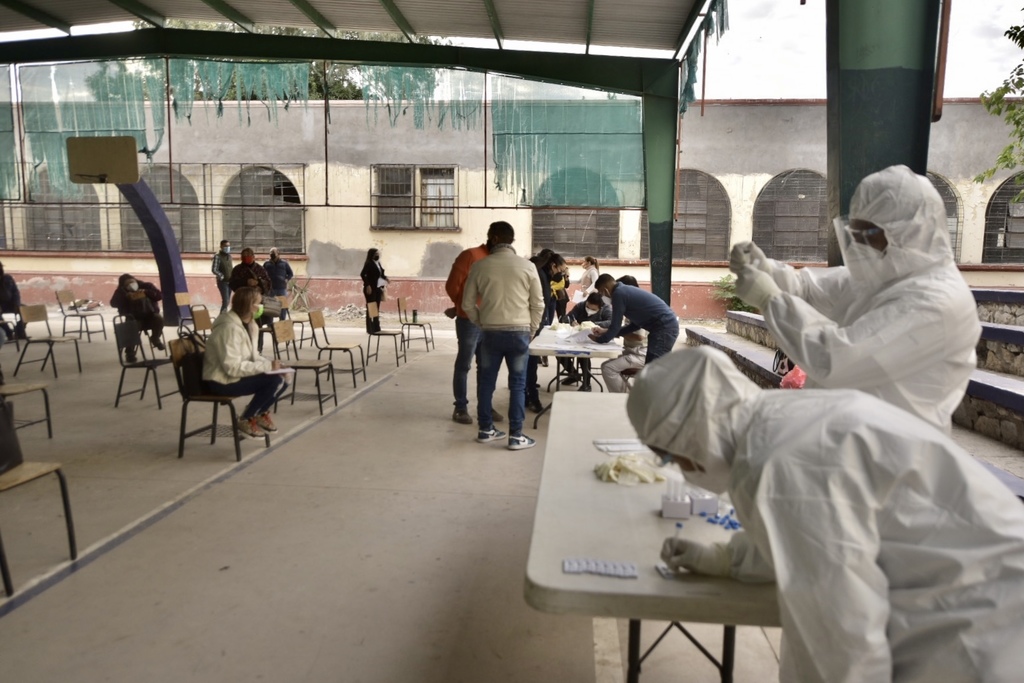 Detectan 4 casos de COVID-19 en docentes de secundaria en Torreón, uno murió