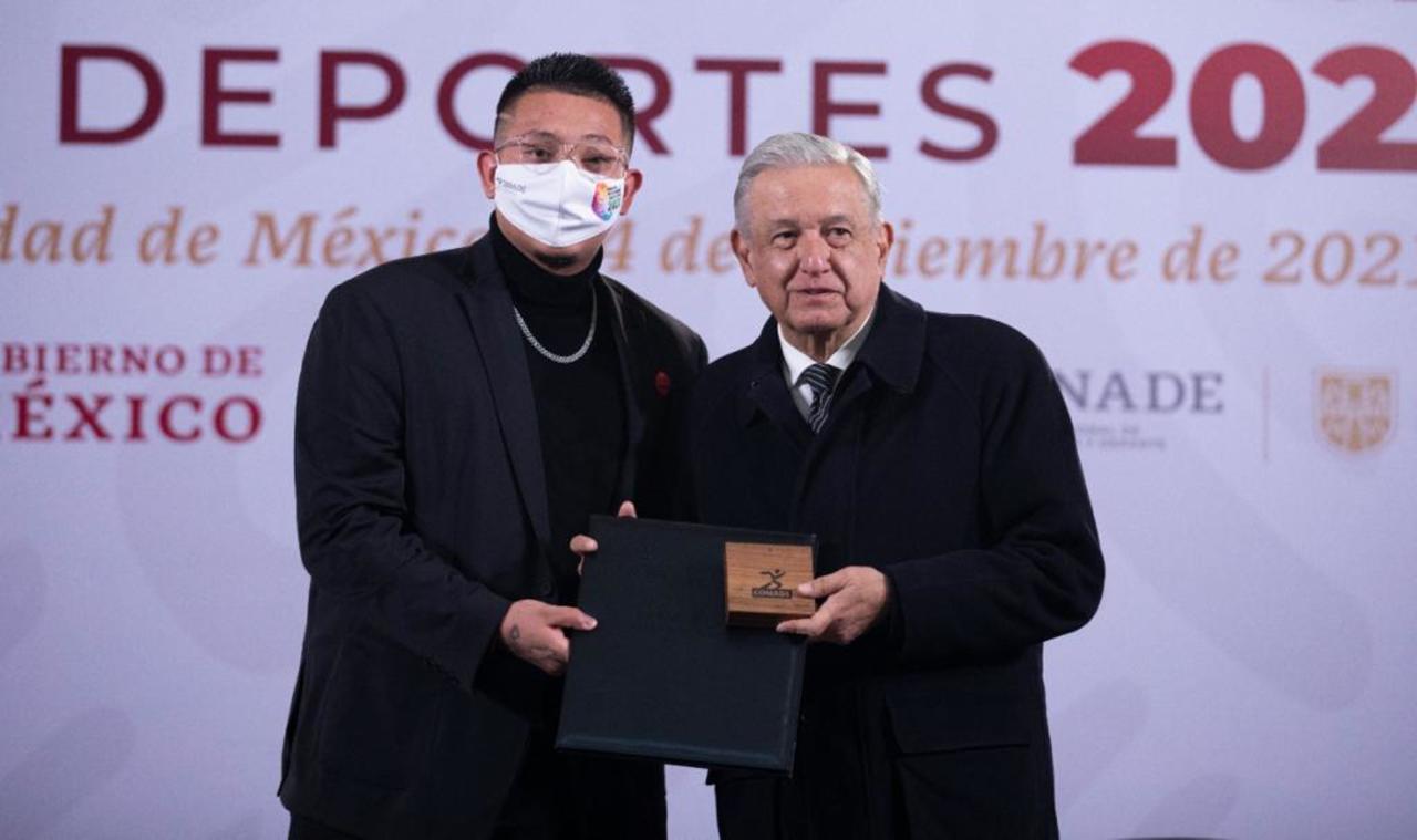 Julio Urías, presente en la entrega de AMLO al Premio Nacional de Deportes 2021