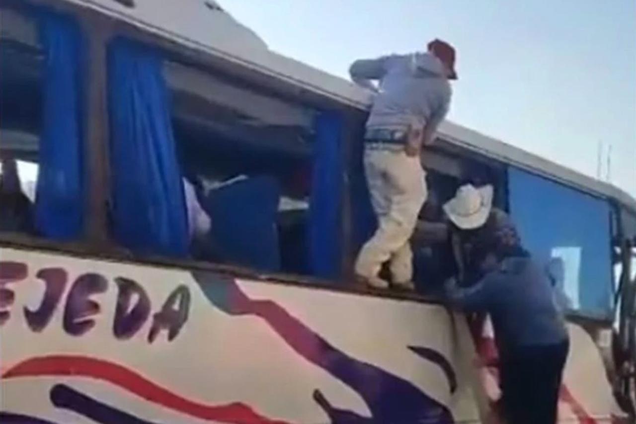 Un autobús choca contra una casa y deja 50 heridos en Joquicingo, Edomex