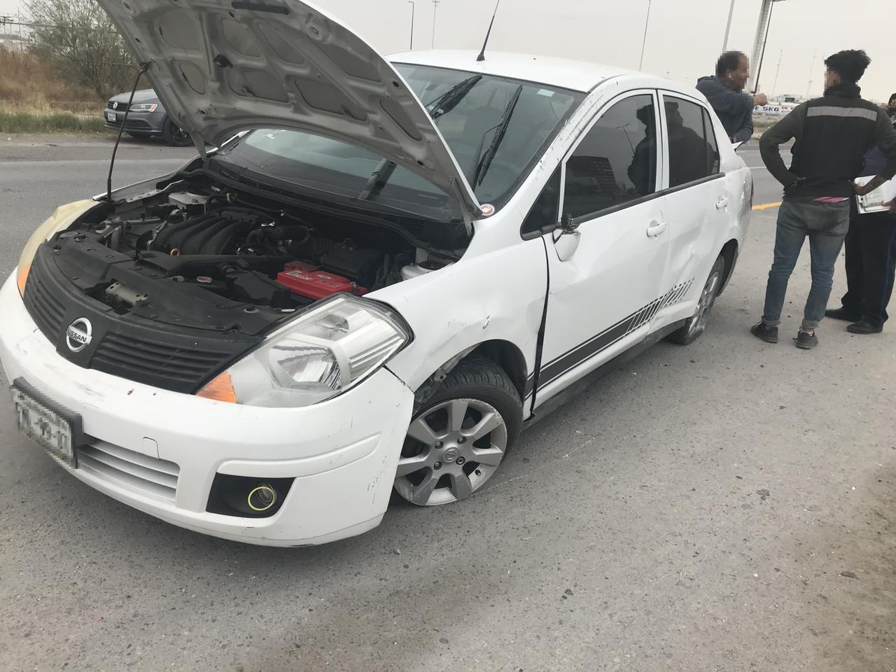 Conductor vuelca vehículo en periférico de Torreón