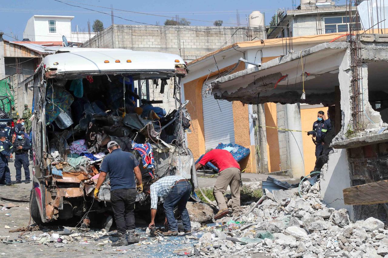 Cifra de fallecidos por accidente de autobús en Joquicingo asciende a 21