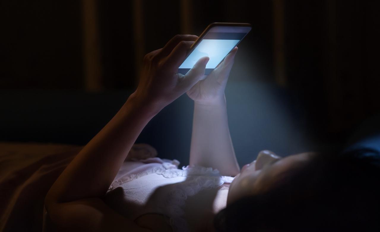 ¿Cuáles son los riesgos de utilizar el celular por las noches?