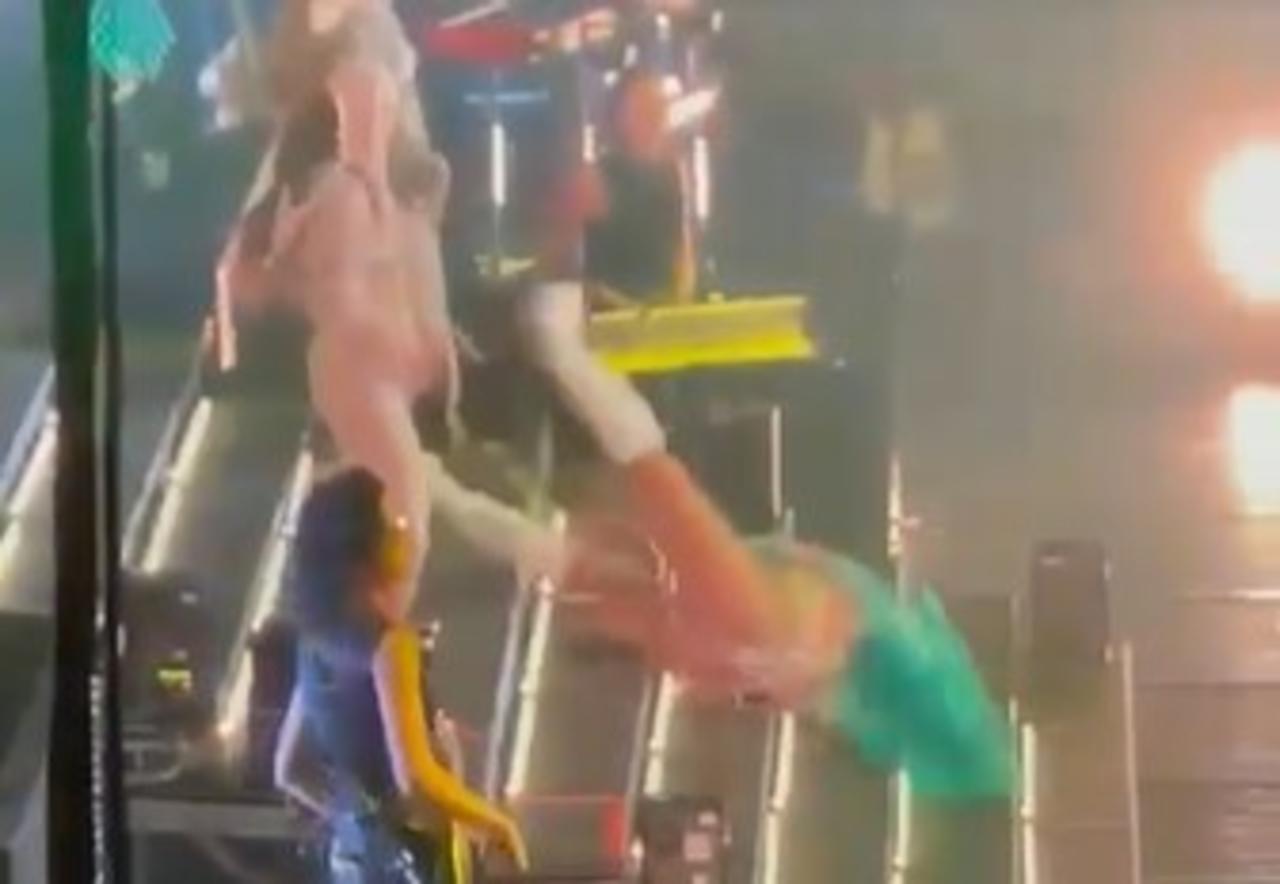 Karol G impacta con caída en escaleras durante su concierto