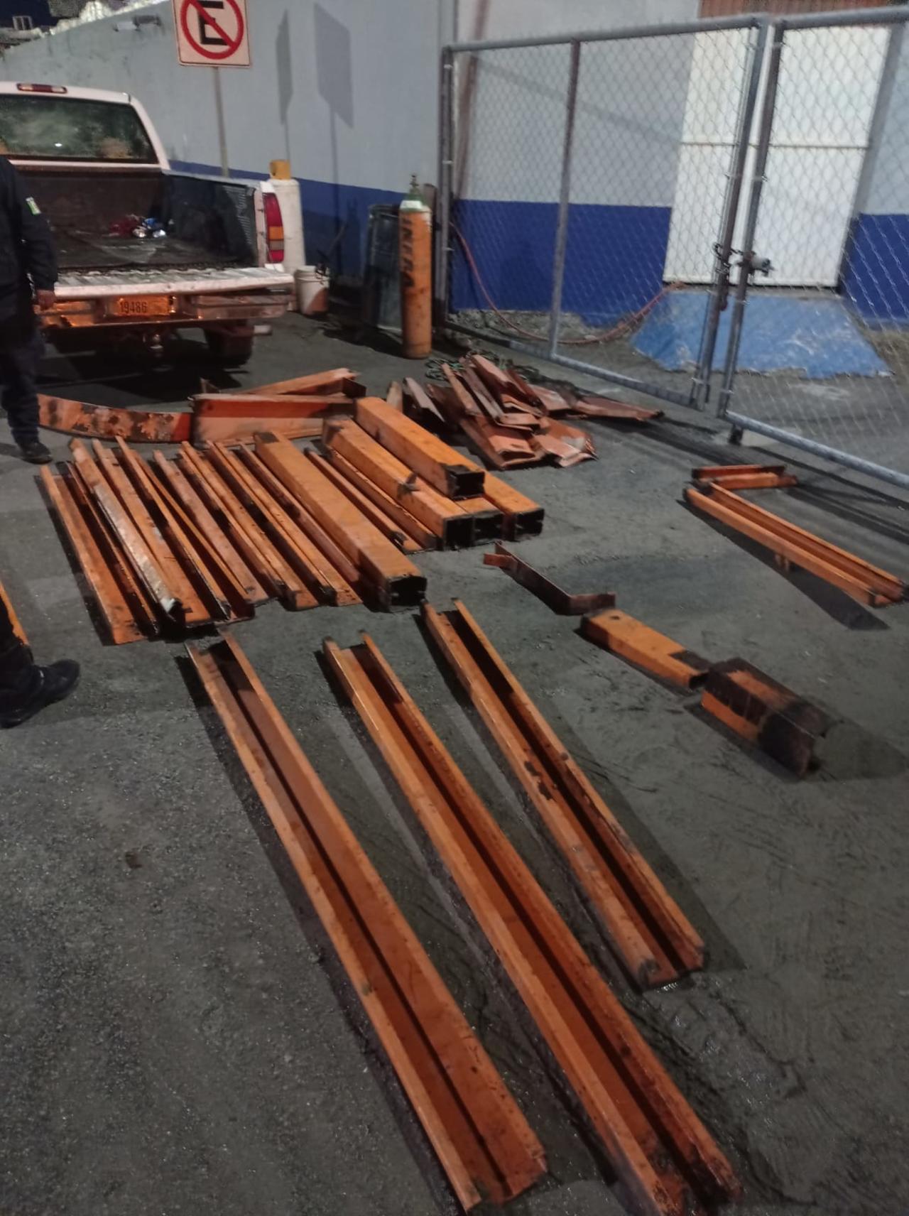 Policía de Monclova captura a 4 personas con una tonelada de acero