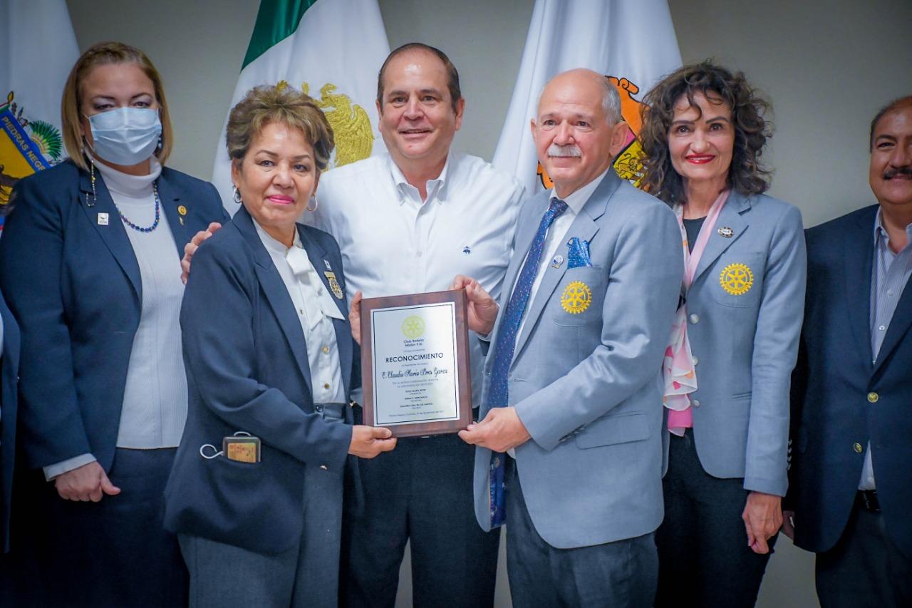 Club Rotario del Distrito 4110 entrega reconocimiento a alcalde de Piedras Negras