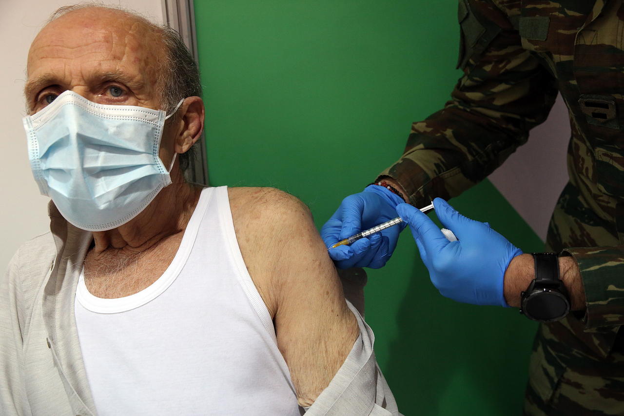 Griegos mayores de 60 años son obligados a vacunarse contra el COVID-19