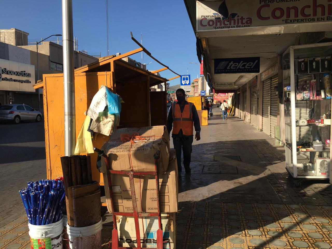 Comerciantes inician colocación de puestos afuera del Mercado Juárez de Torreón