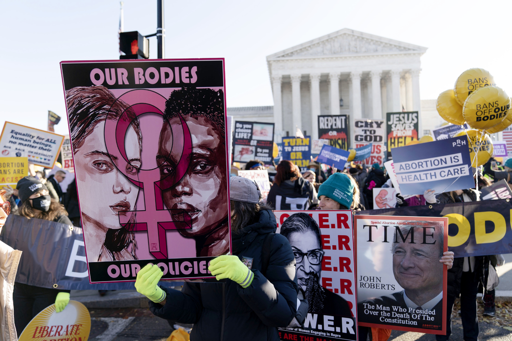 Manifestantes chocan por legalidad del aborto en Estados Unidos