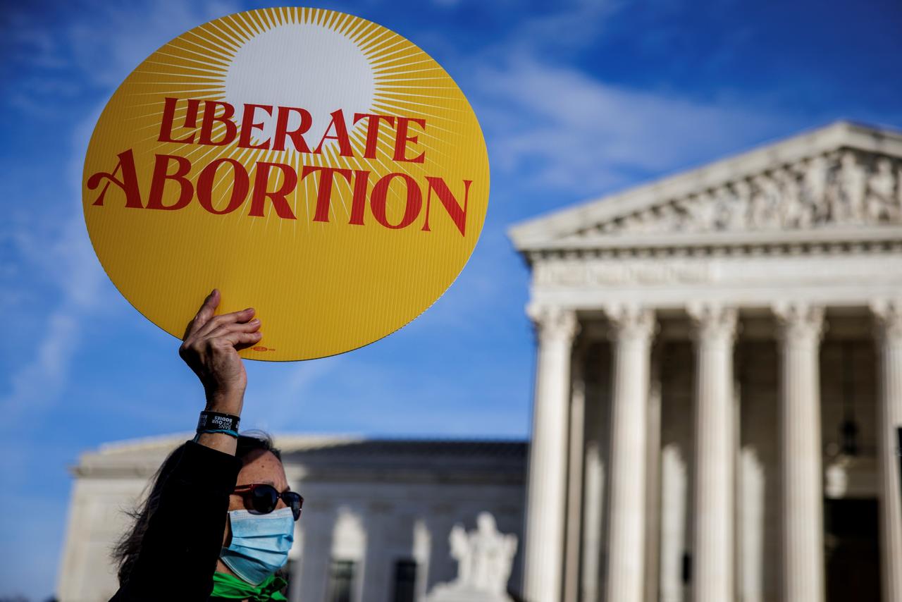 Jueces conservadores de la Suprema Corte buscan limitar el aborto en Estados Unidos