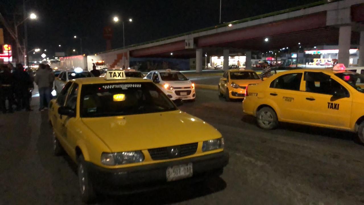 Taxistas de Saltillo bloquean vialidad por robos