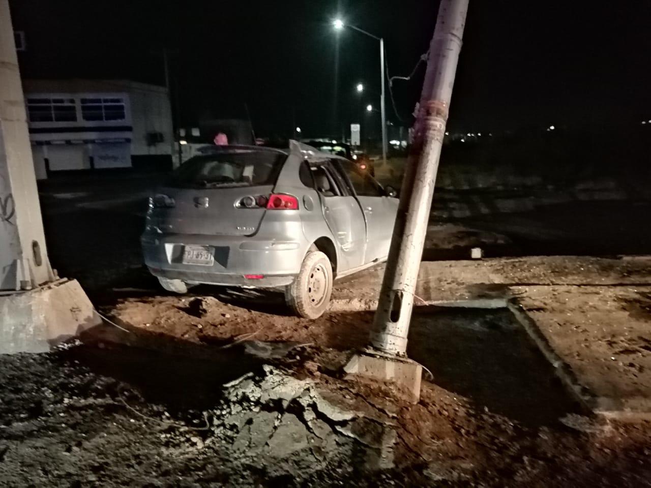Vehículo abandonado tras chocar contra un semáforo y una luminaria en Torreón