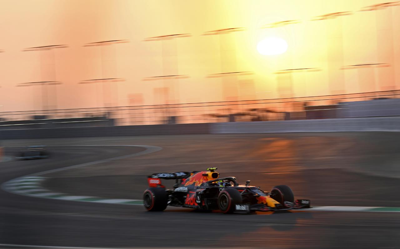 Lewis Hamilton obtiene la 'pole' en Arabia, Max y 'Checo' saldrán tercero y quinto
