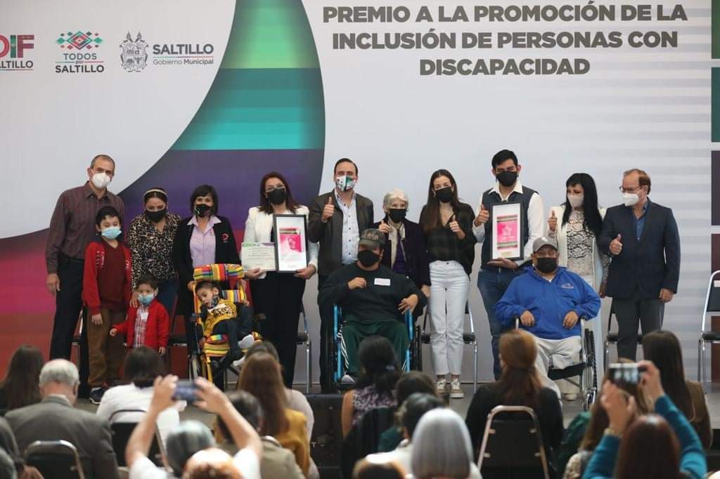 Alcalde de Saltillo entrega premio de la Inclusión