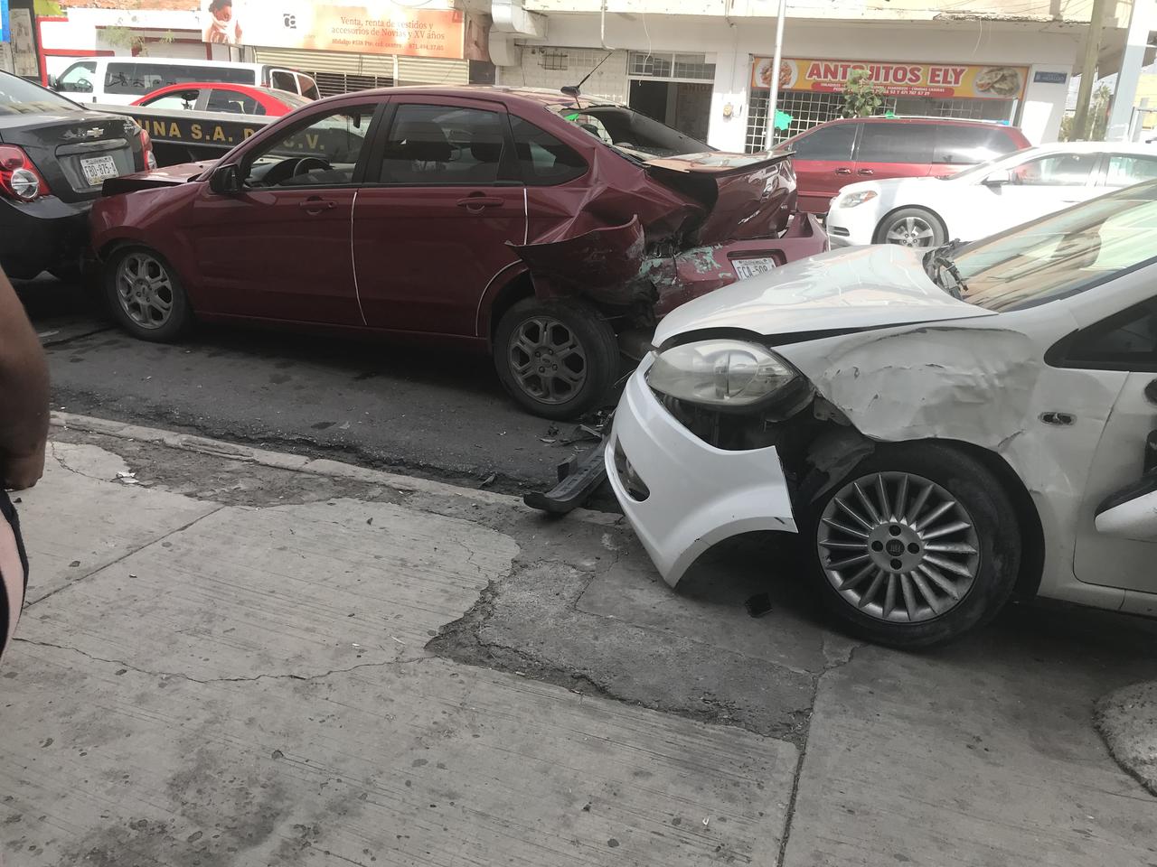 Conductor se impacta contra dos autos estacionados en el Centro de Torreón