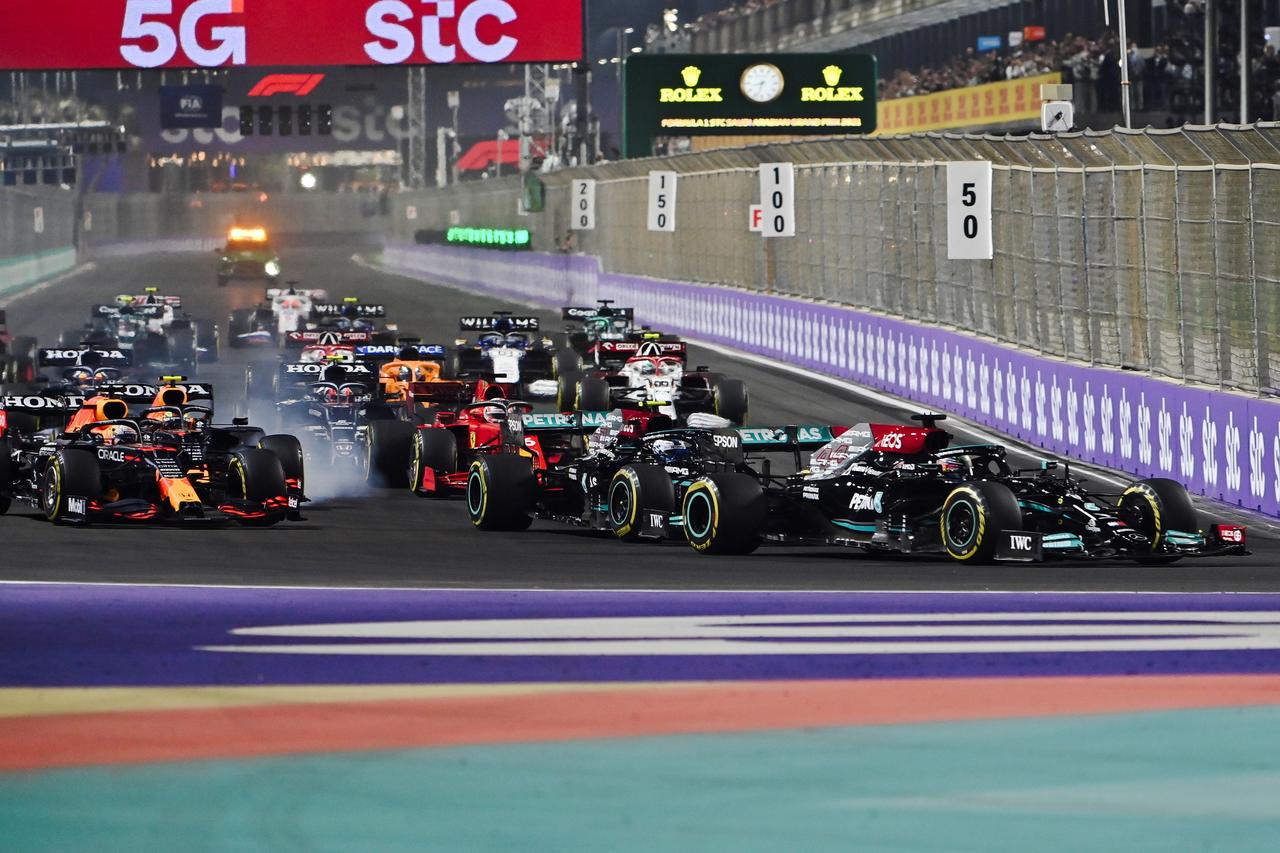 Hamilton se impone en GP de Arabia
