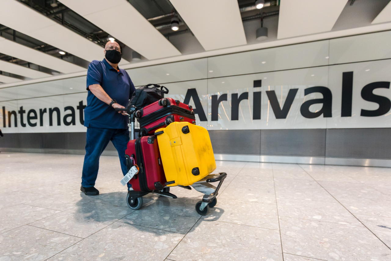 Reino Unido endurece las restricciones a los viajes aunque los expertos lo ven 'demasiado tarde'
