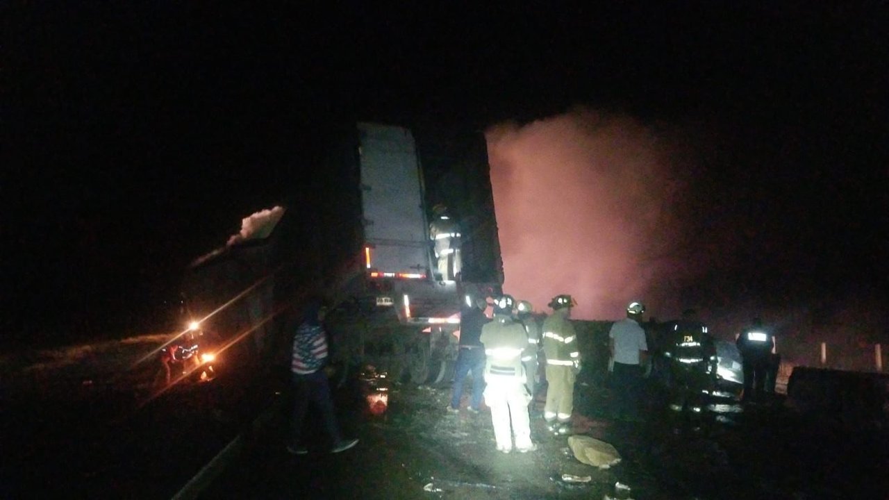 Tráileres chocan en la carretera Torreón-Saltillo y uno se incendia