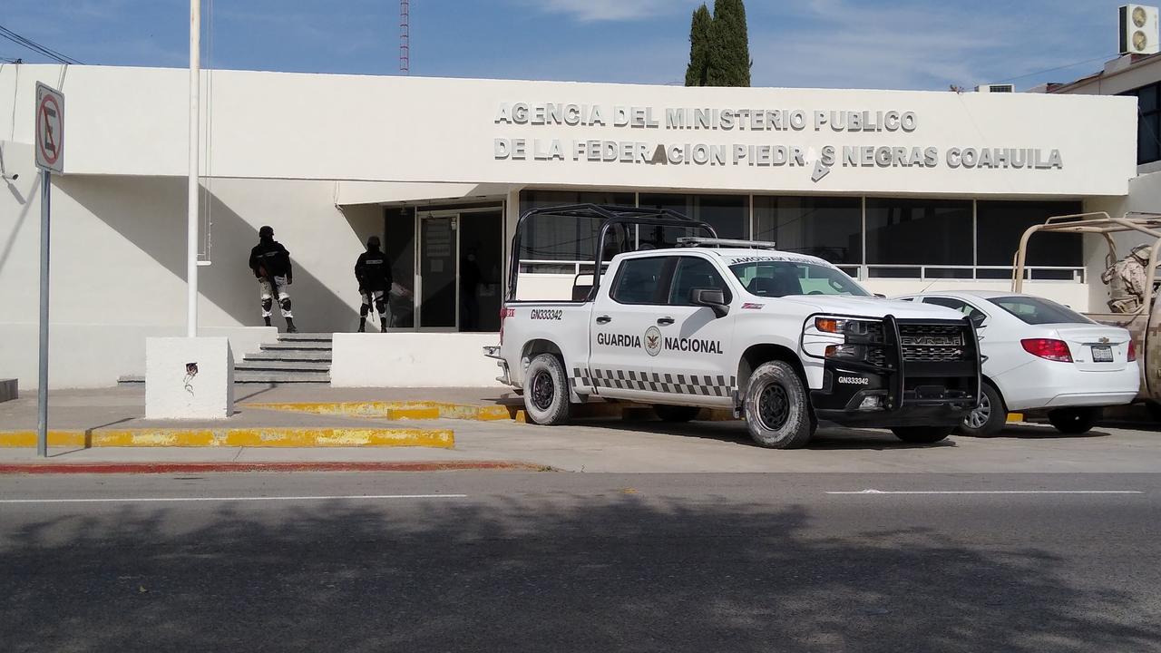 Sedena asegura droga en camión de paquetería en Allende