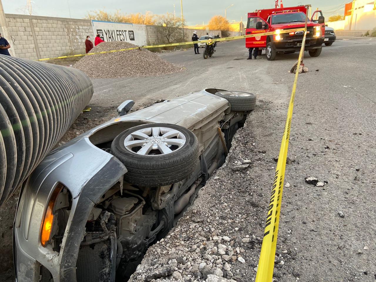 Vehículo cae en zanja del Simas en Torreón