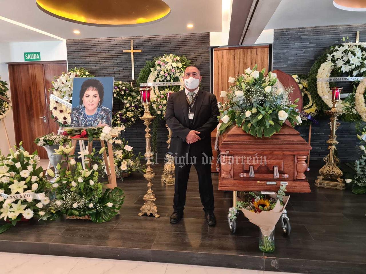 Funeraria se inunda de muestras amor hacia Carmen Salinas en CDMX