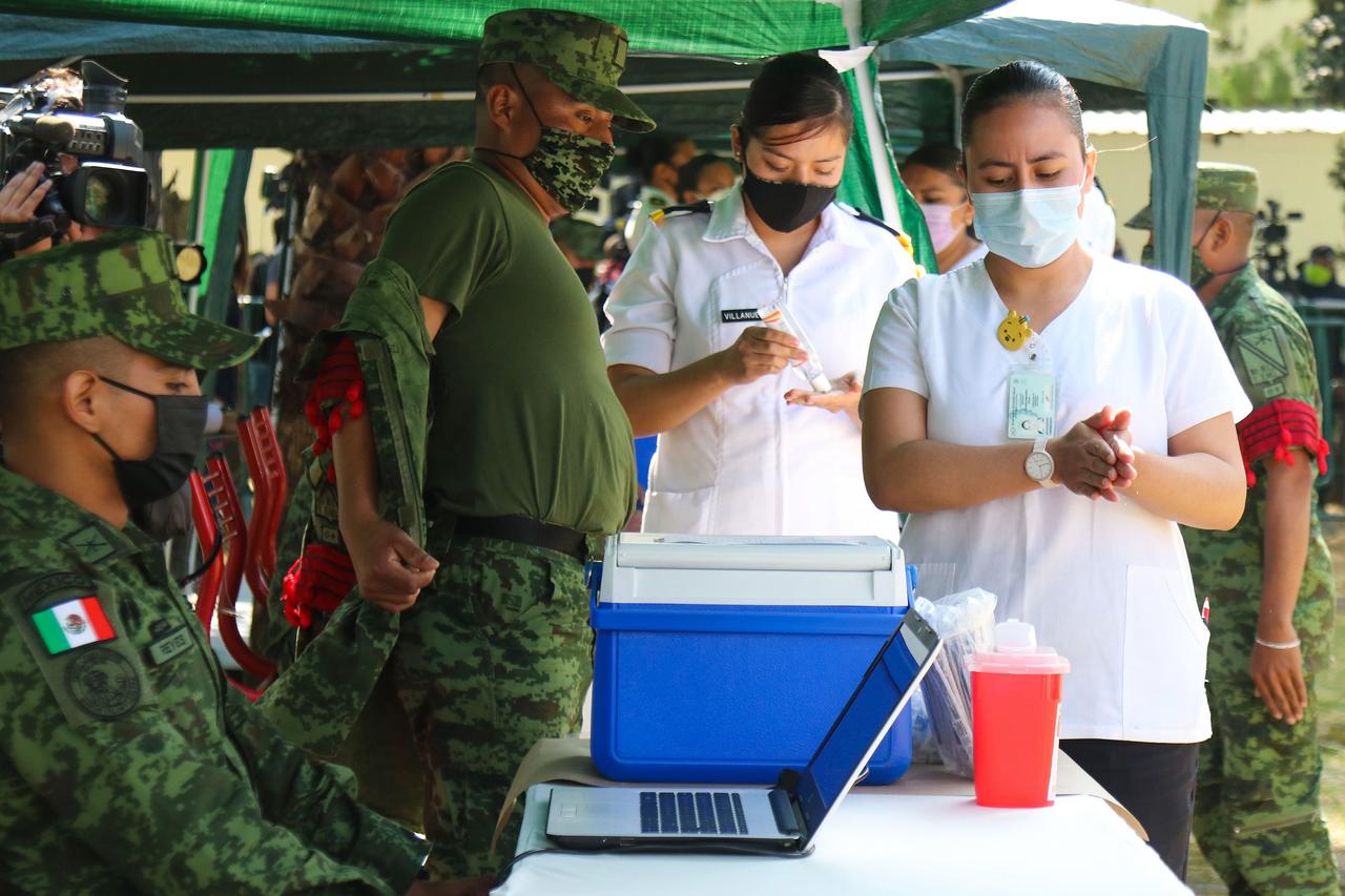 Fuerzas Armadas reparten medicamentos en México