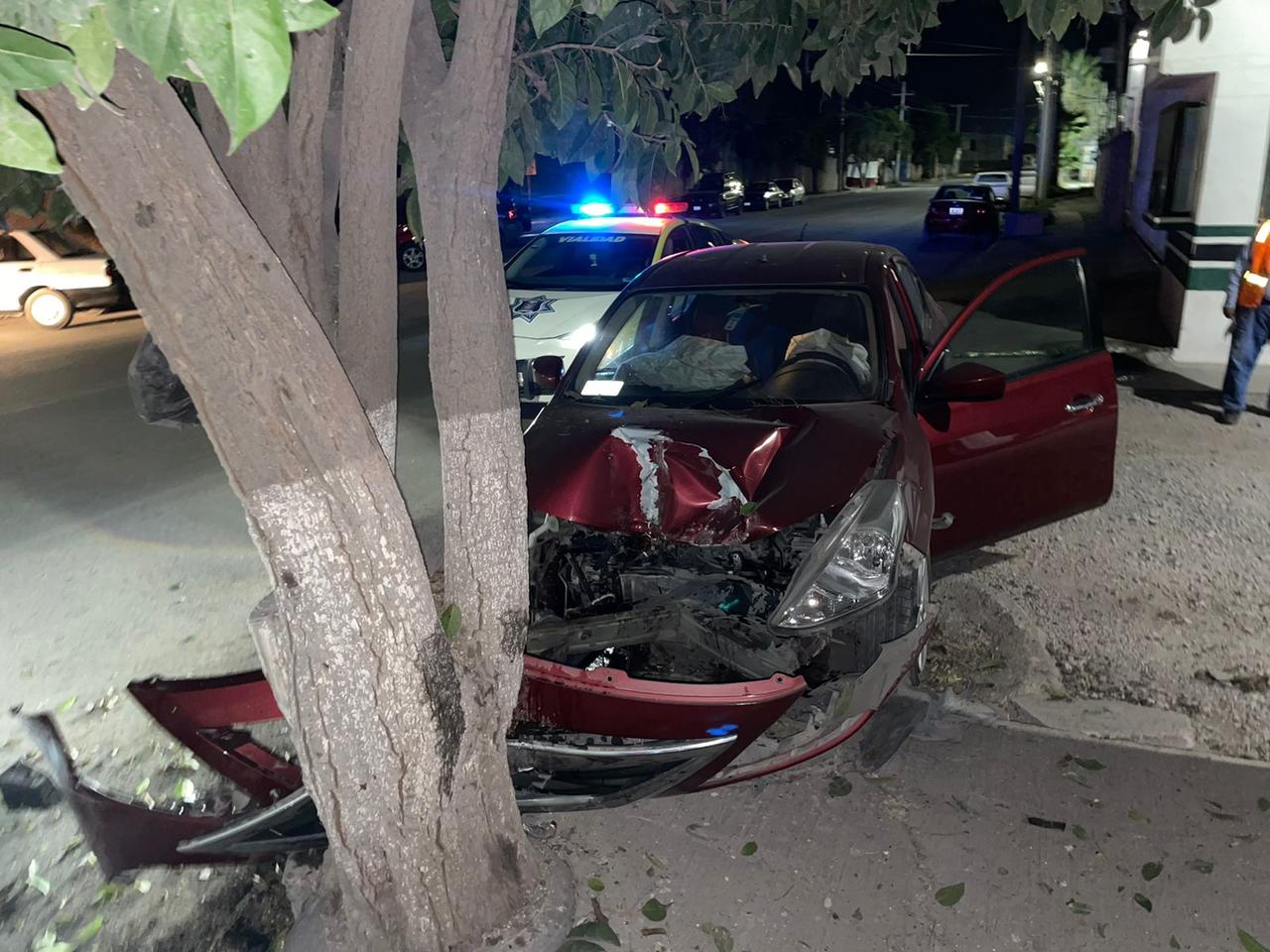 Conductor choca contra árbol y auto estacionado en Ciudad Industrial de Torreón