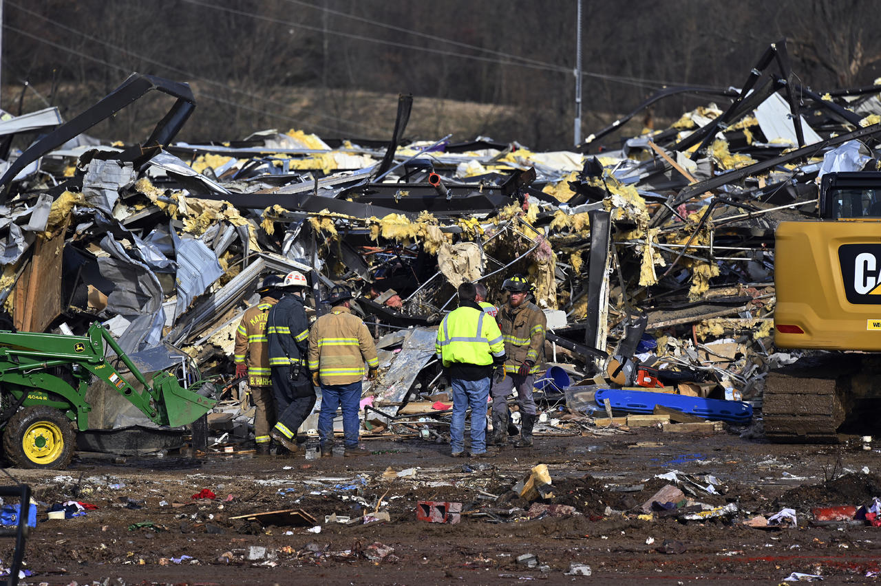 Suman más de 70 muertos en Kentucky por tornado, asegura gobernador