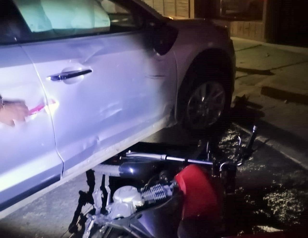 Motociclista resulta lesionado tras impactarse contra camioneta en Torreón