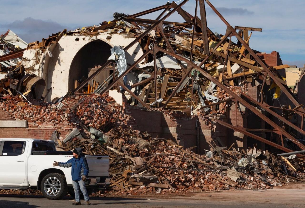 Promete Biden ayuda necesaria para víctimas de tornados al este de EUA