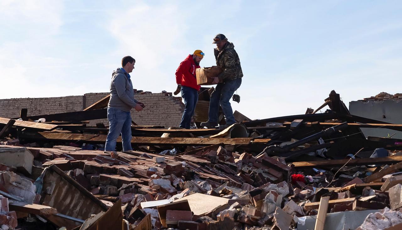 Declara Biden emergencia en Kentucky para acelerar ayuda por tornado