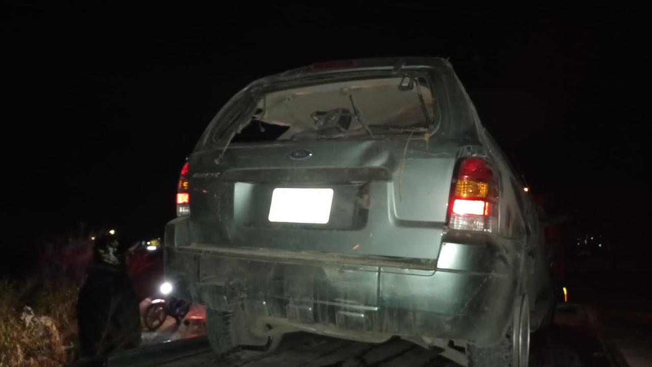 Abandonan camioneta tras volcadura en Torreón