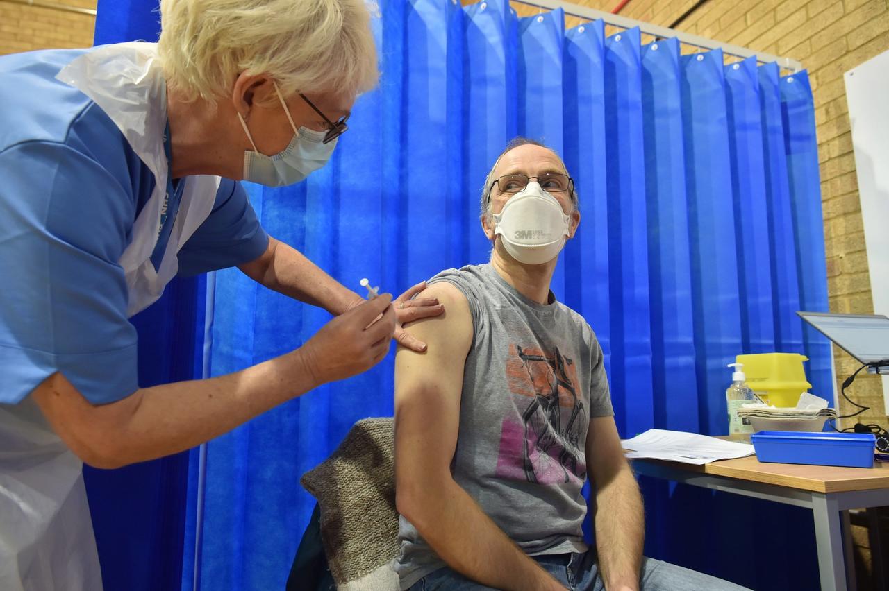 Reino Unido ofrecerá vacuna anti-COVID-19 de refuerzo a todos adultos