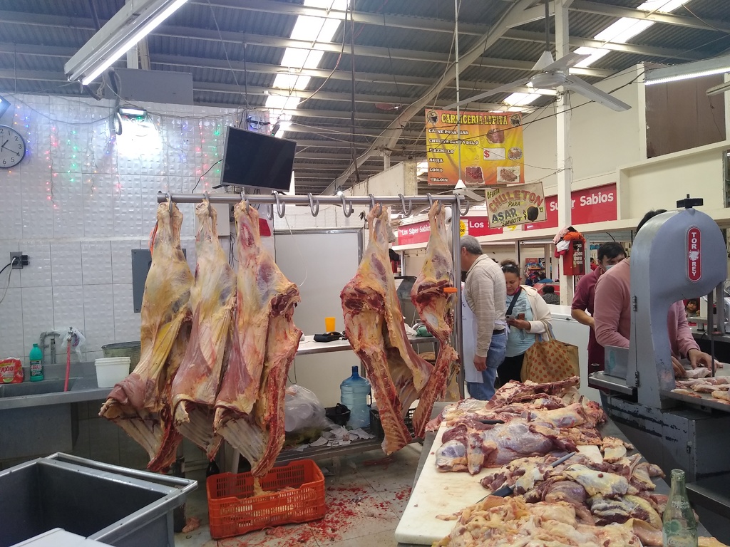 'Las reliquias nos tumban las ventas', señalan dueños de carnicerías en San Pedro