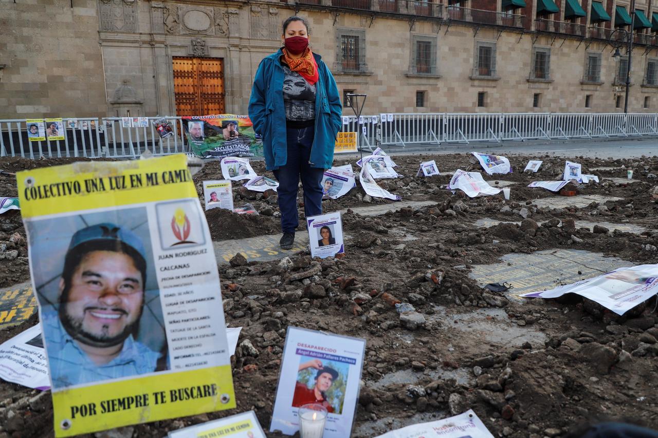 Familias de desaparecidos recrean fosas clandestinas en protesta por impunidad