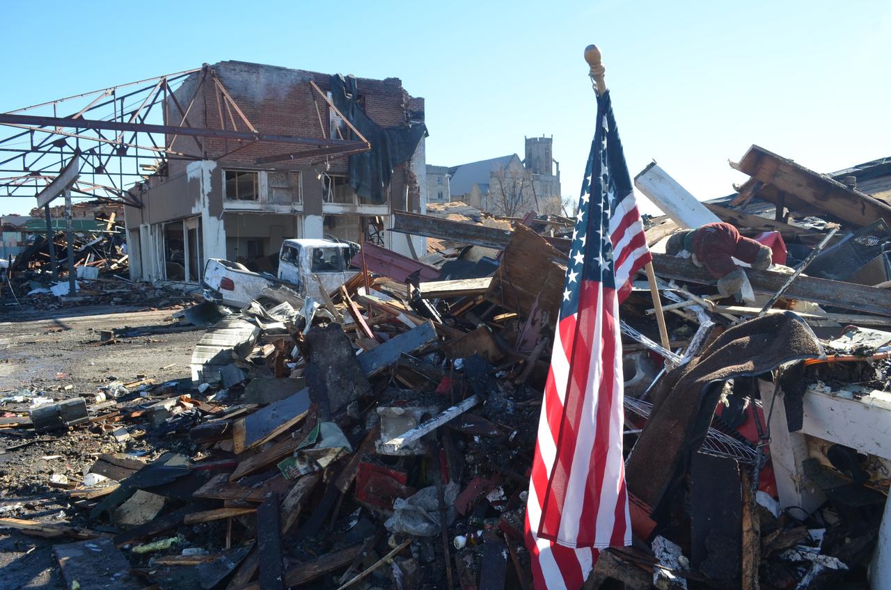 Autoridades confirman 78 muertos por tornados en Estados Unidos